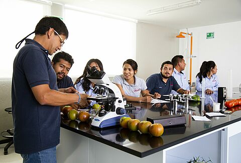 CEICKOR celebra su 15° aniversario con la presentación de un libro conmemorativo