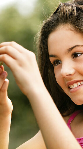 Niña en cultivo de berries 