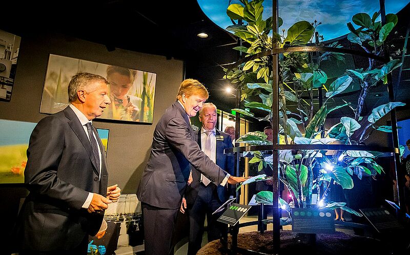 El rey Willem-Alexander acompaña a Paul Koppert y Henri Oosthoek en la apertura del Centro de Experiencia