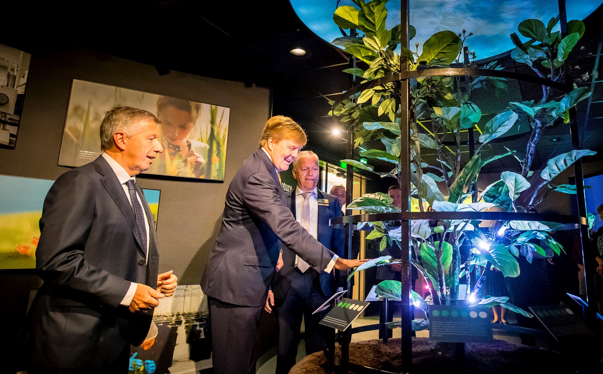 El rey Willem-Alexander acompaña a Paul Koppert y Henri Oosthoek en la apertura del Centro de Experiencia